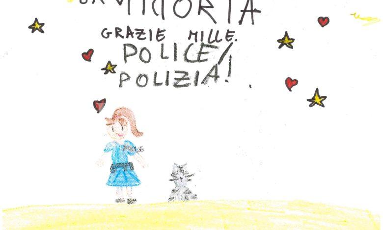 Bimba salva un gattino e lo affida alla polizia, ma poi lo adotta e ringrazia gli agenti 2 Bimba salva un gattino e lo affida alla polizia, ma poi lo adotta e ringrazia gli agenti 1