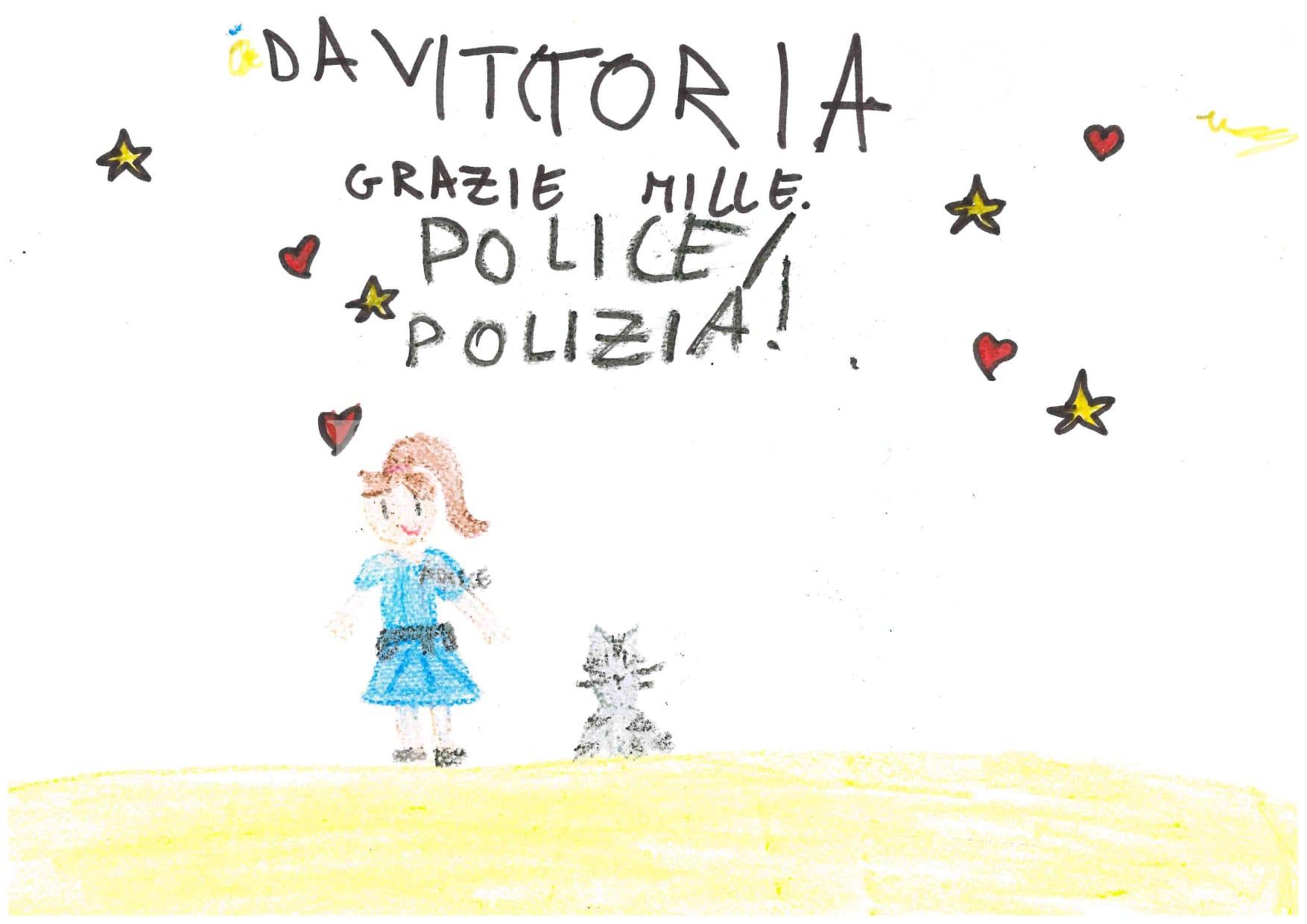 Bimba salva un gattino e lo affida alla polizia, ma poi lo adotta e ringrazia gli agenti 45