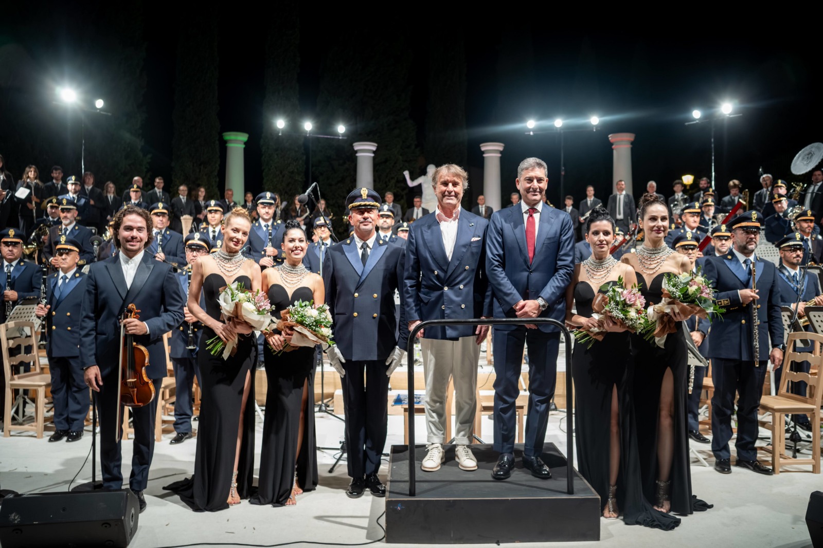 Grande successo per il concerto della banda musicale della polizia di Stato all’anfiteatro di Solomeo (foto) 28 Grande successo per il concerto della banda musicale della polizia di Stato all’anfiteatro di Solomeo (foto) 27