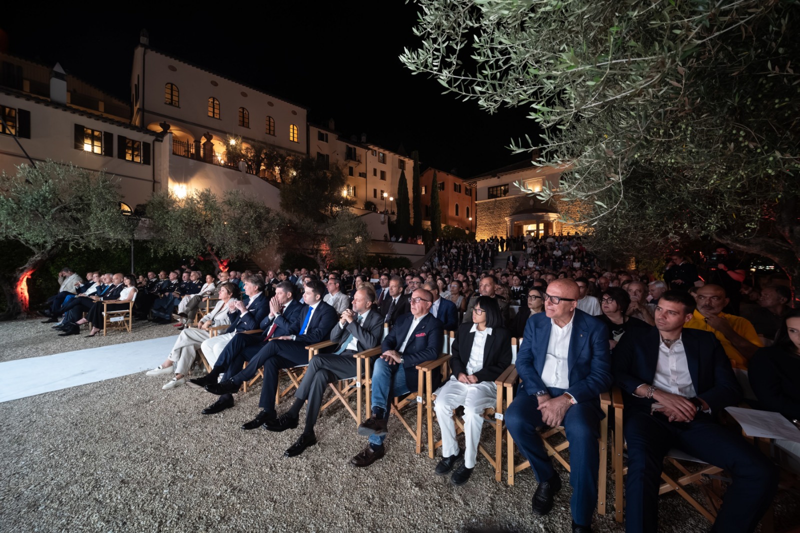 Grande successo per il concerto della banda musicale della polizia di Stato all’anfiteatro di Solomeo (foto) 22 Grande successo per il concerto della banda musicale della polizia di Stato all’anfiteatro di Solomeo (foto) 21