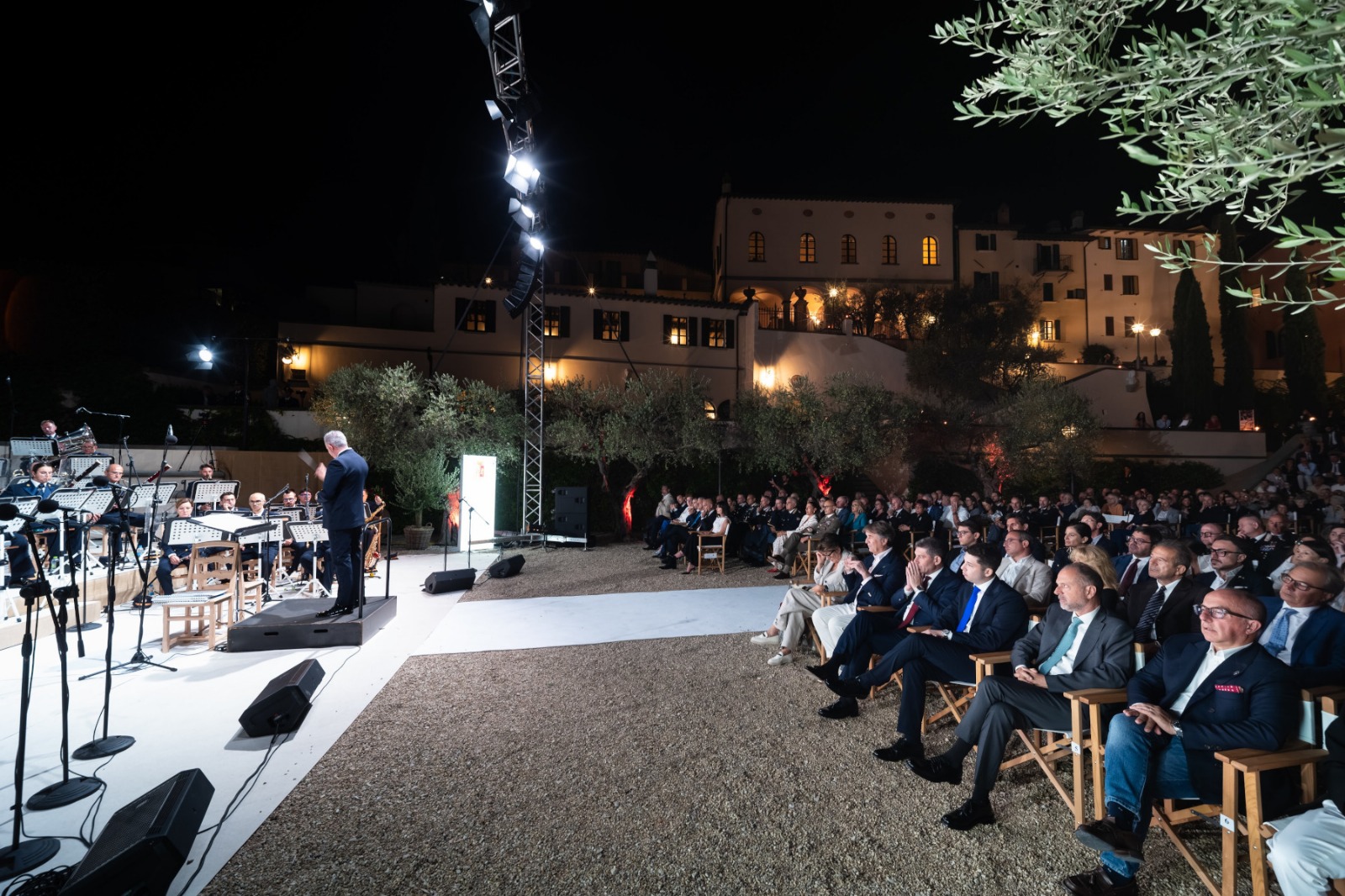 Grande successo per il concerto della banda musicale della polizia di Stato all’anfiteatro di Solomeo (foto) 18 Grande successo per il concerto della banda musicale della polizia di Stato all’anfiteatro di Solomeo (foto) 17