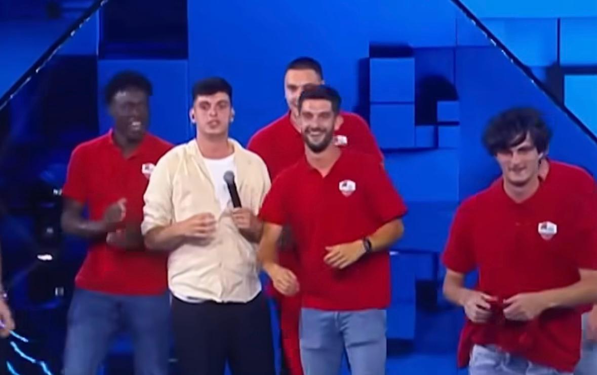 Adriano Aquili protagonista sul palco di X Factor insieme a tutta la squadra dell'Alviano 17