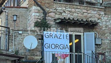 Premier Meloni ad Assisi per San Francesco accolta da un cartello “Grazie Giorgia” (foto+video) 11