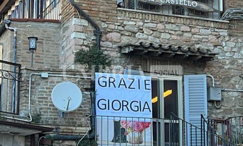 Premier Meloni ad Assisi per San Francesco accolta da un cartello “Grazie Giorgia” (foto+video) 2 Premier Meloni ad Assisi per San Francesco accolta da un cartello “Grazie Giorgia” (foto+video) 1
