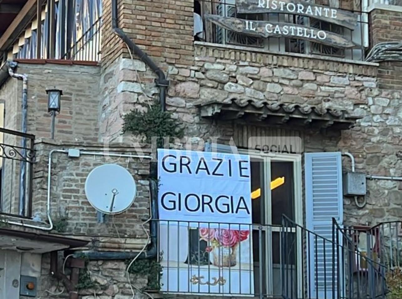 Premier Meloni ad Assisi per San Francesco accolta da un cartello “Grazie Giorgia” (foto+video) 150
