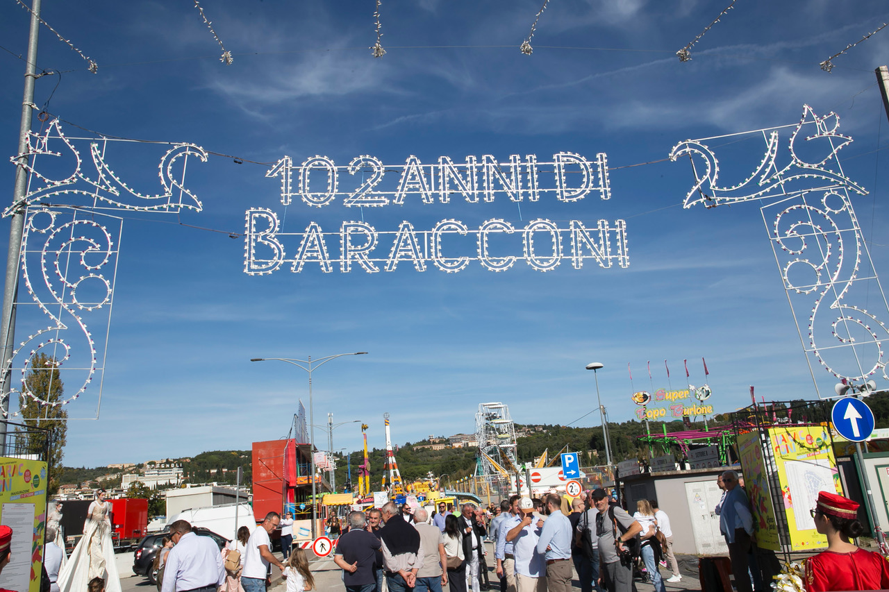 A Perugia inaugurati i Baracconi 2025: al via la 102ª edizione del luna park itinerante più grande d’Italia (foto e video) 27 A Perugia inaugurati i Baracconi 2025: al via la 102ª edizione del luna park itinerante più grande d’Italia (foto e video) 26