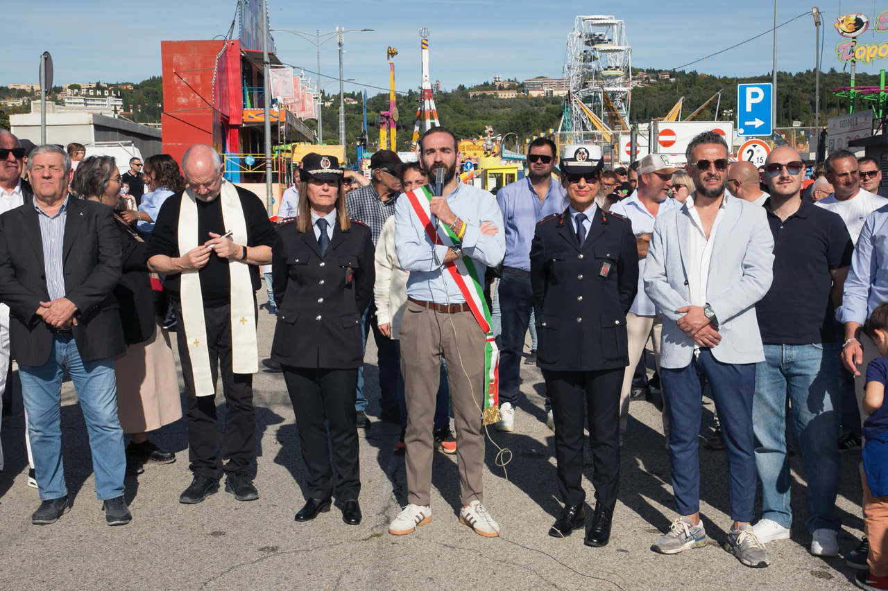 A Perugia inaugurati i Baracconi 2025: al via la 102ª edizione del luna park itinerante più grande d’Italia (foto e video) 41 A Perugia inaugurati i Baracconi 2025: al via la 102ª edizione del luna park itinerante più grande d’Italia (foto e video) 40