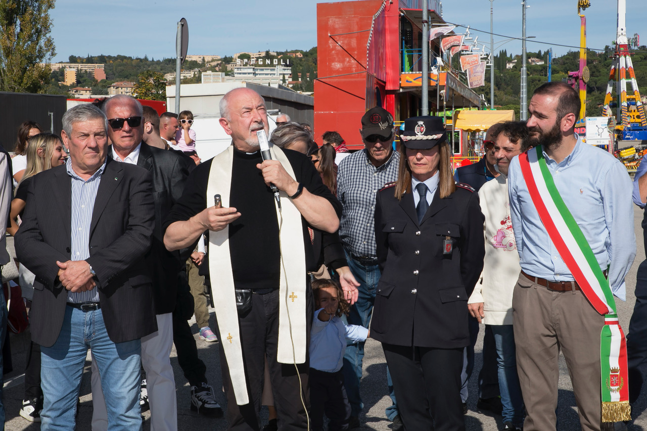 A Perugia inaugurati i Baracconi 2025: al via la 102ª edizione del luna park itinerante più grande d’Italia (foto e video) 51 A Perugia inaugurati i Baracconi 2025: al via la 102ª edizione del luna park itinerante più grande d’Italia (foto e video) 50