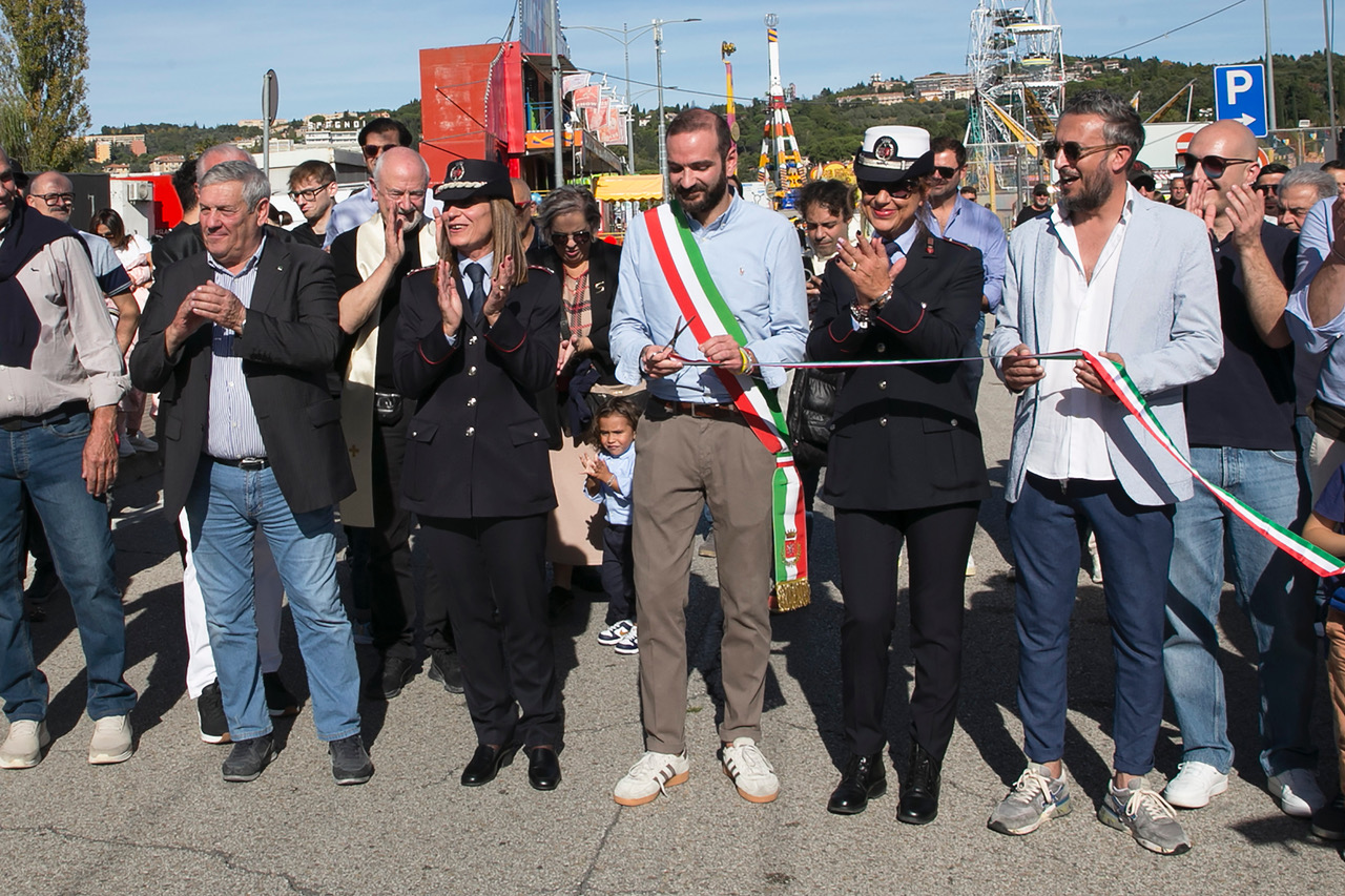 A Perugia inaugurati i Baracconi 2025: al via la 102ª edizione del luna park itinerante più grande d’Italia (foto e video) 63 A Perugia inaugurati i Baracconi 2025: al via la 102ª edizione del luna park itinerante più grande d’Italia (foto e video) 62