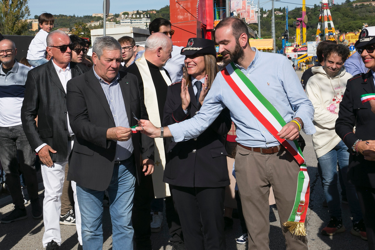 A Perugia inaugurati i Baracconi 2025: al via la 102ª edizione del luna park itinerante più grande d’Italia (foto e video) 65 A Perugia inaugurati i Baracconi 2025: al via la 102ª edizione del luna park itinerante più grande d’Italia (foto e video) 64