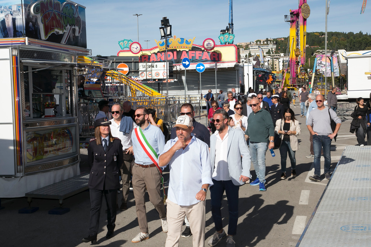 A Perugia inaugurati i Baracconi 2025: al via la 102ª edizione del luna park itinerante più grande d’Italia (foto e video) 87 A Perugia inaugurati i Baracconi 2025: al via la 102ª edizione del luna park itinerante più grande d’Italia (foto e video) 86