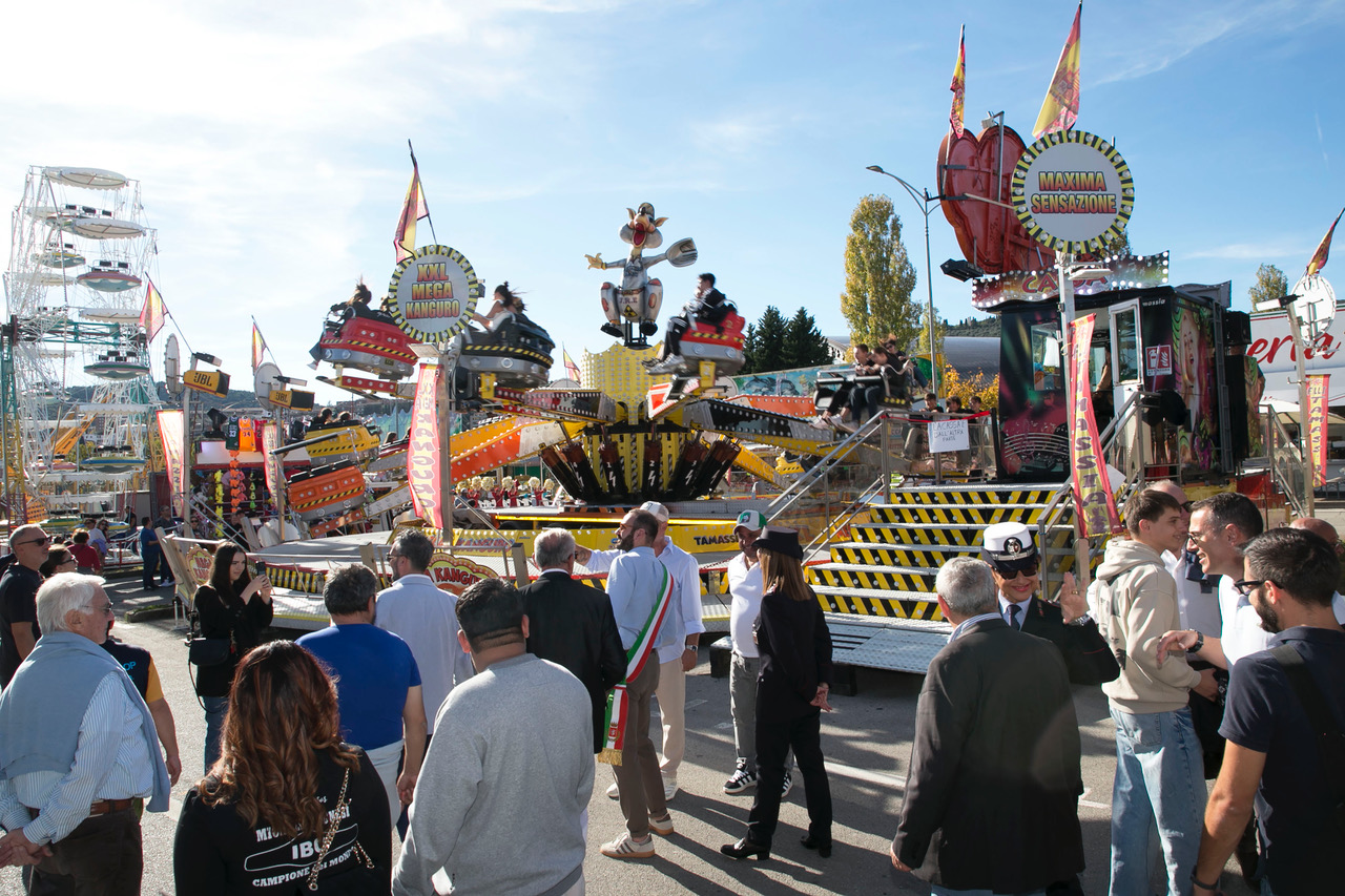 A Perugia inaugurati i Baracconi 2025: al via la 102ª edizione del luna park itinerante più grande d’Italia (foto e video) 89 A Perugia inaugurati i Baracconi 2025: al via la 102ª edizione del luna park itinerante più grande d’Italia (foto e video) 88