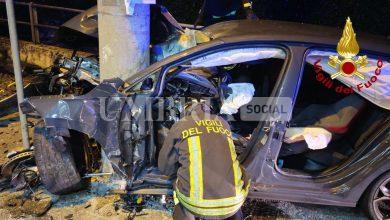 Prende in pieno un palo in corsa, auto distrutta: giovane in ospedale per accertamenti 23