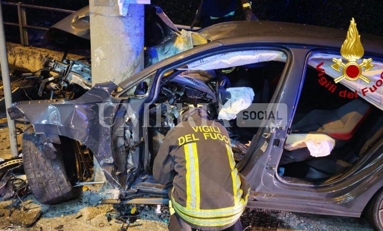 Prende in pieno un palo in corsa, auto distrutta: giovane in ospedale per accertamenti 2 Prende in pieno un palo in corsa, auto distrutta: giovane in ospedale per accertamenti 1