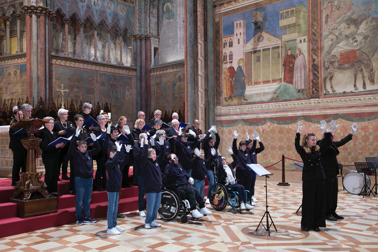 Assisi Pax Mundi 2025 si chiude con un bilancio di successo, ora la prima de "Il trittico francescano" (foto) 36 Assisi Pax Mundi 2025 si chiude con un bilancio di successo, ora la prima de "Il trittico francescano" (foto) 35
