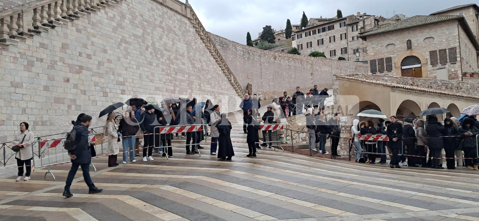 Papa Leone in Umbria: tra Assisi e Montefalco tanti fedeli per il Pontefice (foto) 10 Papa Leone in Umbria: tra Assisi e Montefalco tanti fedeli per il Pontefice (foto) 9