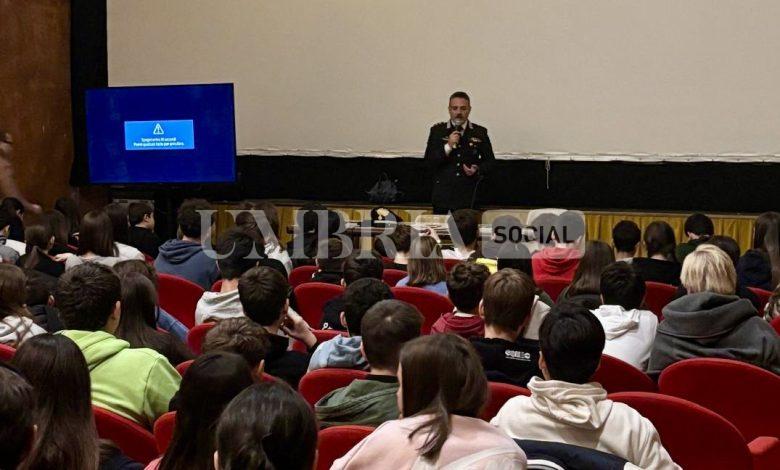 “Umbria contro ogni genere di violenza”: la campagna dei Carabinieri nelle scuole della regione 2 “Umbria contro ogni genere di violenza”: la campagna dei Carabinieri nelle scuole della regione 1