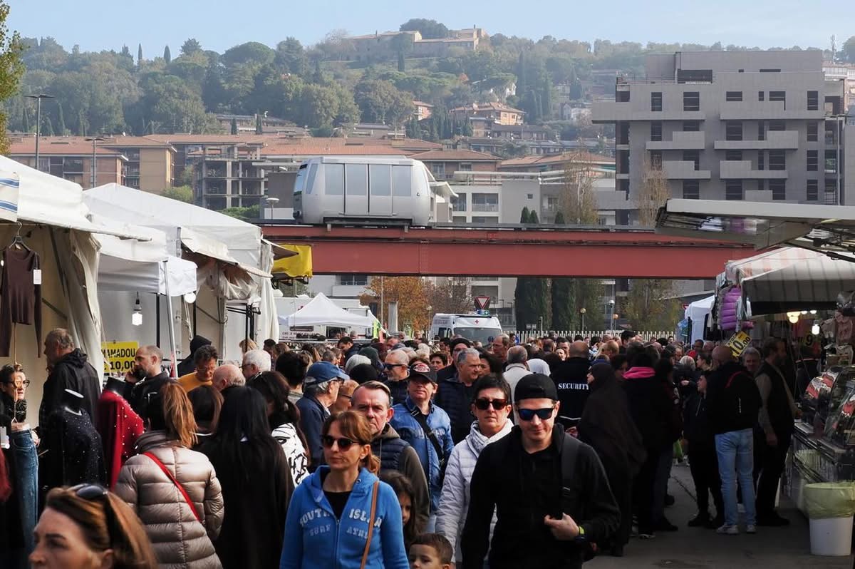 A Perugia il via alla Fiera dei Morti: è la più grande del centro Italia (foto) 4 A Perugia il via alla Fiera dei Morti: è la più grande del centro Italia (foto) 3
