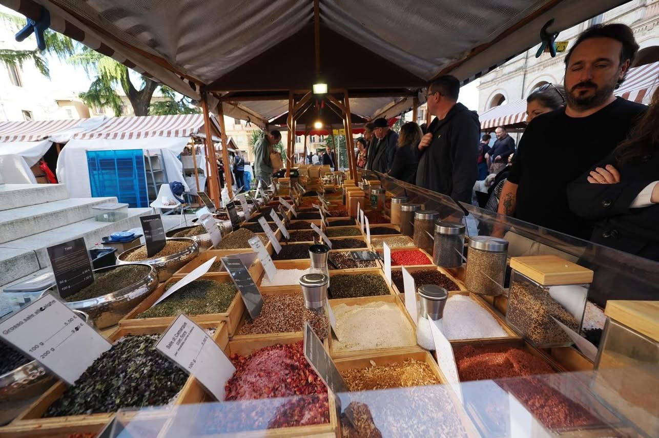 A Perugia il via alla Fiera dei Morti: è la più grande del centro Italia (foto) 8 A Perugia il via alla Fiera dei Morti: è la più grande del centro Italia (foto) 7