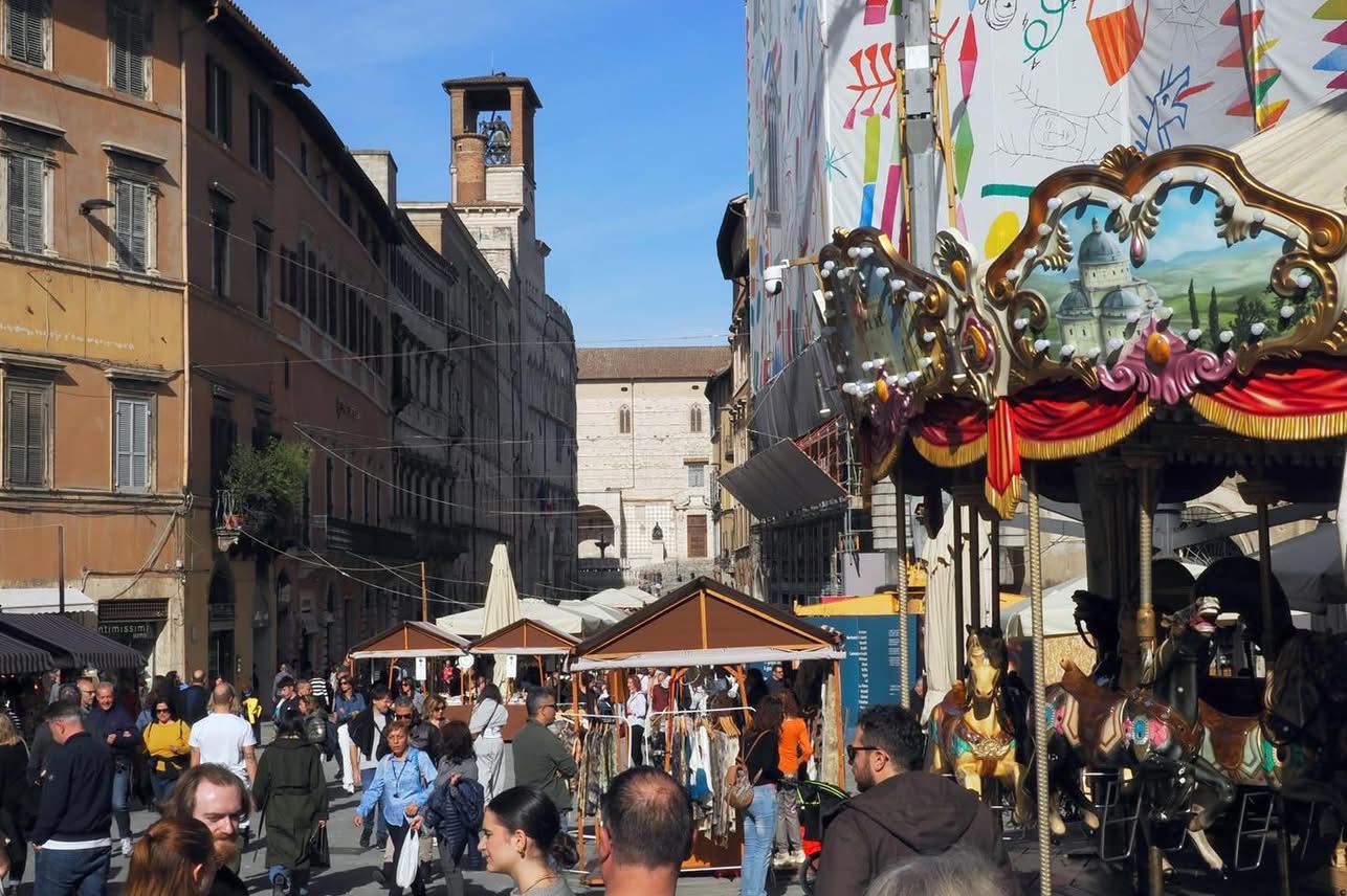 A Perugia il via alla Fiera dei Morti: è la più grande del centro Italia (foto) 10 A Perugia il via alla Fiera dei Morti: è la più grande del centro Italia (foto) 9