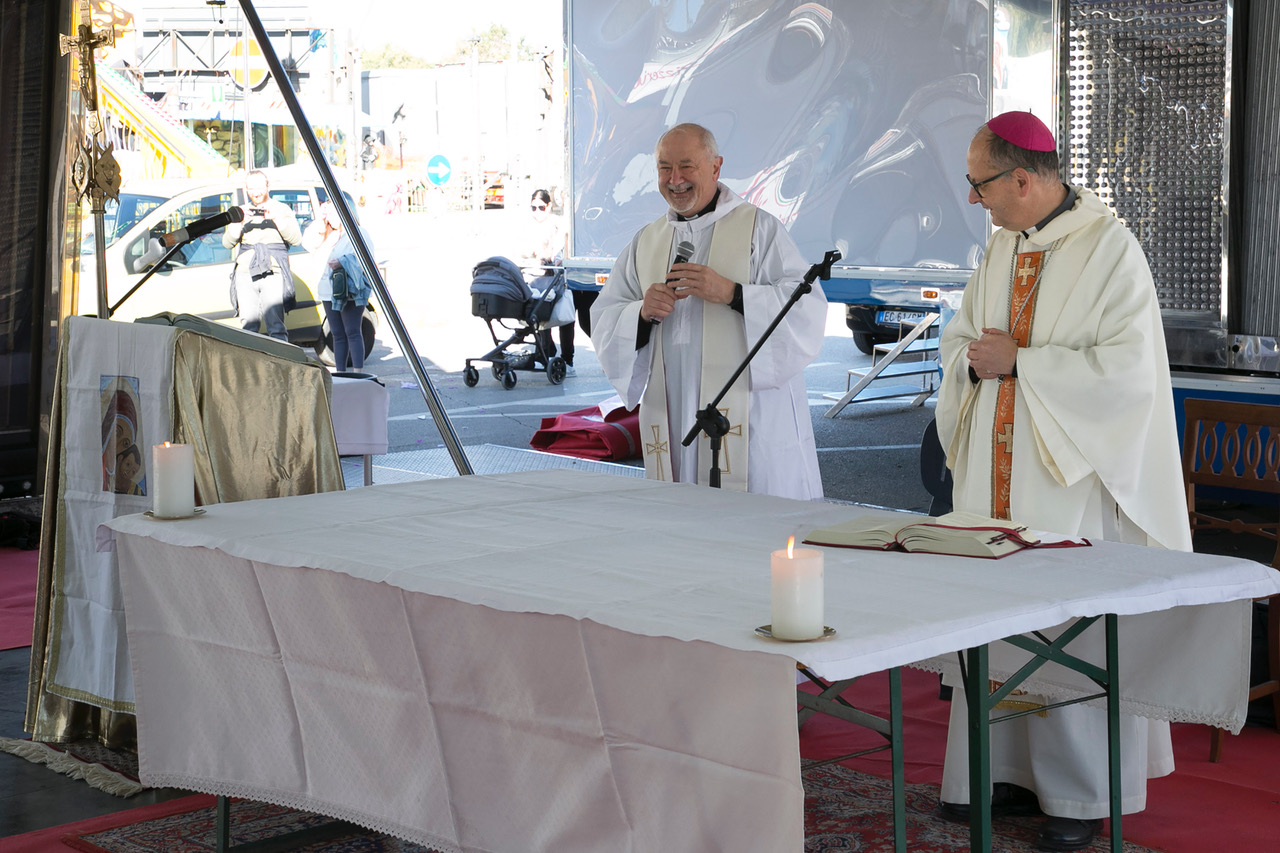 Celebrazione al Luna Park: la messa del vescovo Maffeis esalta il valore della comunità e della gioia condivisa (foto) 8 Celebrazione al Luna Park: la messa del vescovo Maffeis esalta il valore della comunità e della gioia condivisa (foto) 7
