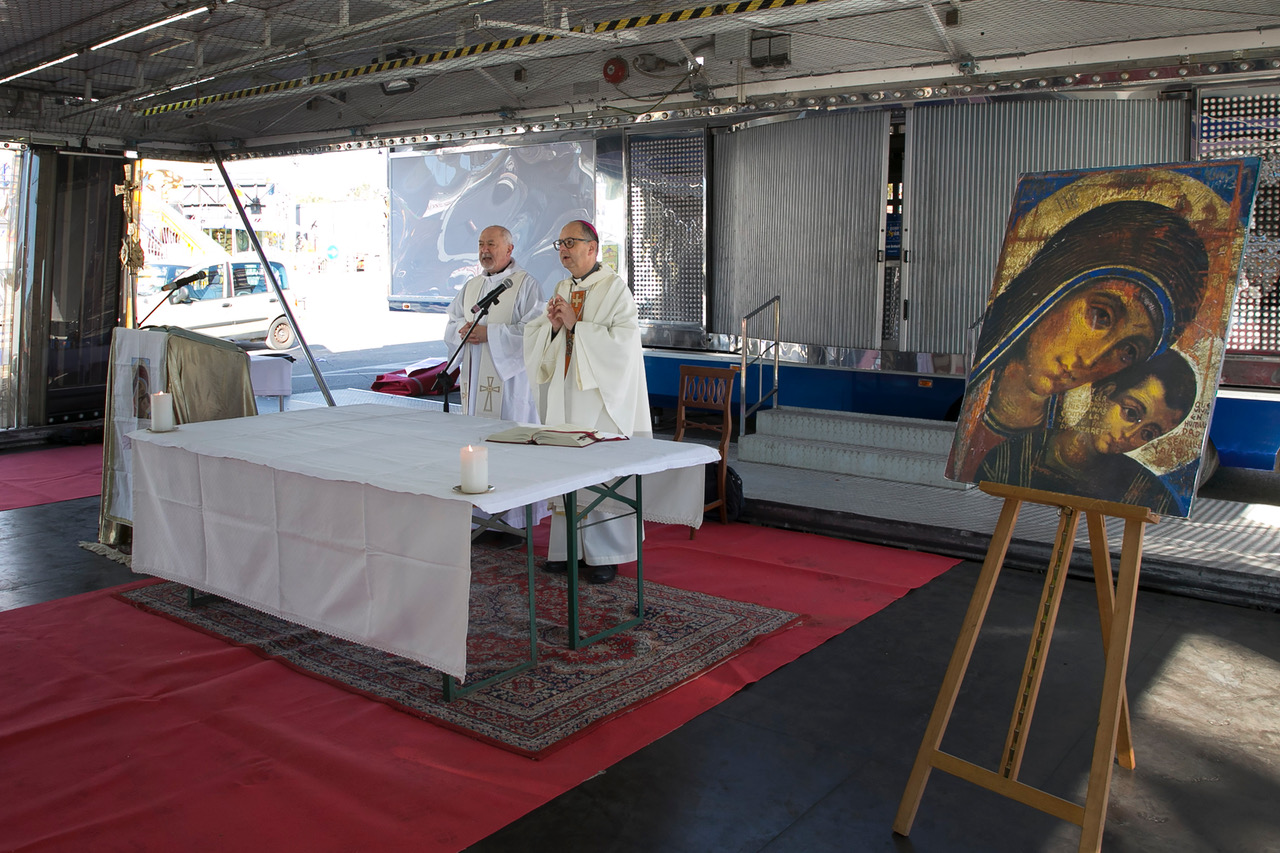 Celebrazione al Luna Park: la messa del vescovo Maffeis esalta il valore della comunità e della gioia condivisa (foto) 10 Celebrazione al Luna Park: la messa del vescovo Maffeis esalta il valore della comunità e della gioia condivisa (foto) 9