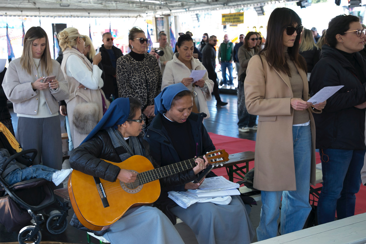 Celebrazione al Luna Park: la messa del vescovo Maffeis esalta il valore della comunità e della gioia condivisa (foto) 12 Celebrazione al Luna Park: la messa del vescovo Maffeis esalta il valore della comunità e della gioia condivisa (foto) 11