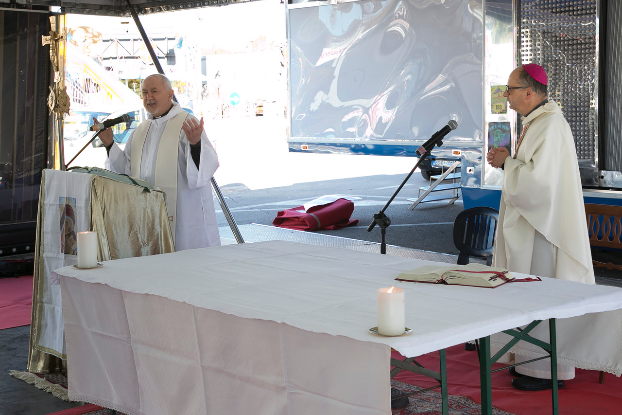 Celebrazione al Luna Park: la messa del vescovo Maffeis esalta il valore della comunità e della gioia condivisa (foto) 14 Celebrazione al Luna Park: la messa del vescovo Maffeis esalta il valore della comunità e della gioia condivisa (foto) 13