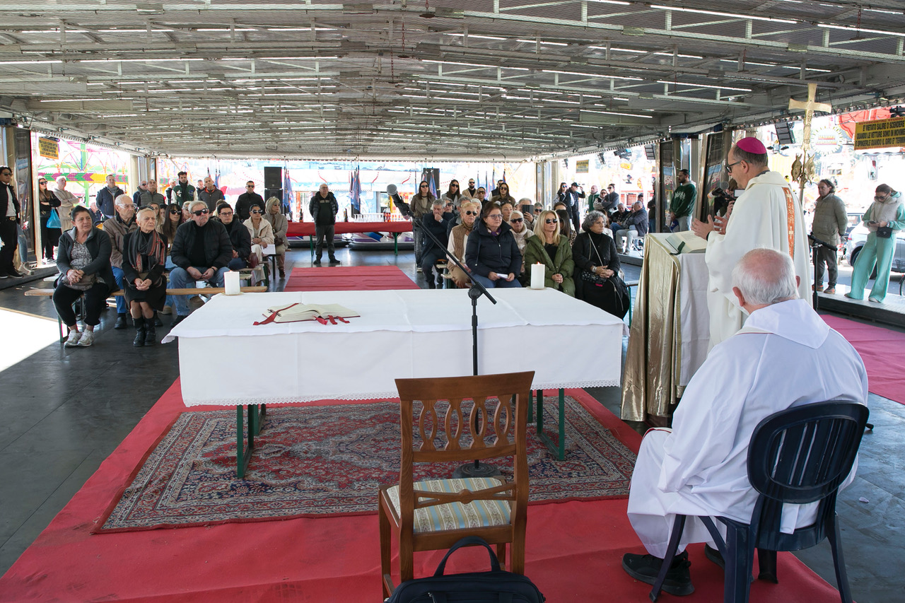 Celebrazione al Luna Park: la messa del vescovo Maffeis esalta il valore della comunità e della gioia condivisa (foto) 16 Celebrazione al Luna Park: la messa del vescovo Maffeis esalta il valore della comunità e della gioia condivisa (foto) 15