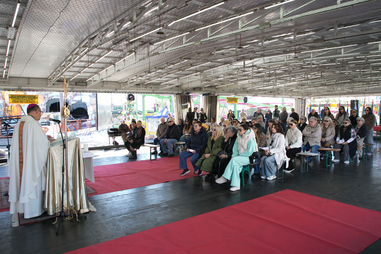 Celebrazione al Luna Park: la messa del vescovo Maffeis esalta il valore della comunità e della gioia condivisa (foto) 18 Celebrazione al Luna Park: la messa del vescovo Maffeis esalta il valore della comunità e della gioia condivisa (foto) 17