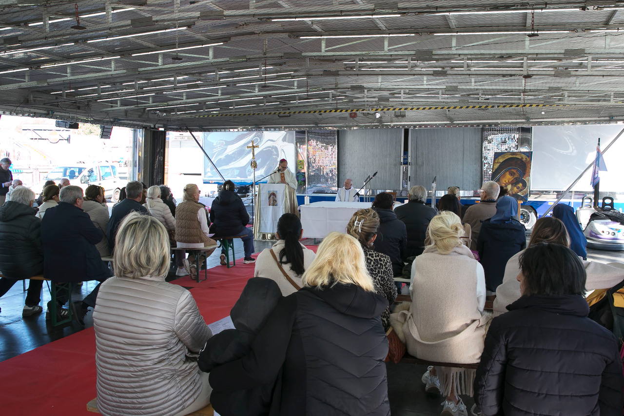 Celebrazione al Luna Park: la messa del vescovo Maffeis esalta il valore della comunità e della gioia condivisa (foto) 20 Celebrazione al Luna Park: la messa del vescovo Maffeis esalta il valore della comunità e della gioia condivisa (foto) 19