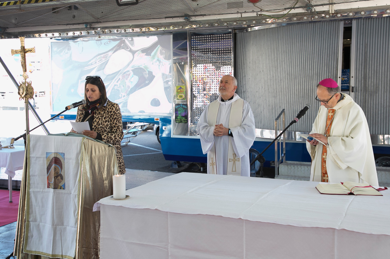 Celebrazione al Luna Park: la messa del vescovo Maffeis esalta il valore della comunità e della gioia condivisa (foto) 22 Celebrazione al Luna Park: la messa del vescovo Maffeis esalta il valore della comunità e della gioia condivisa (foto) 21