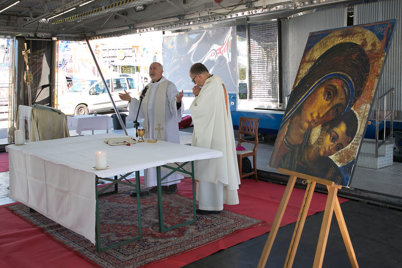 Celebrazione al Luna Park: la messa del vescovo Maffeis esalta il valore della comunità e della gioia condivisa (foto) 24 Celebrazione al Luna Park: la messa del vescovo Maffeis esalta il valore della comunità e della gioia condivisa (foto) 23