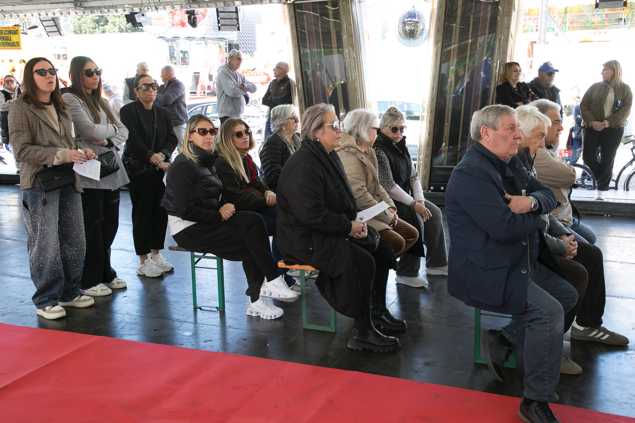 Celebrazione al Luna Park: la messa del vescovo Maffeis esalta il valore della comunità e della gioia condivisa (foto) 26 Celebrazione al Luna Park: la messa del vescovo Maffeis esalta il valore della comunità e della gioia condivisa (foto) 25