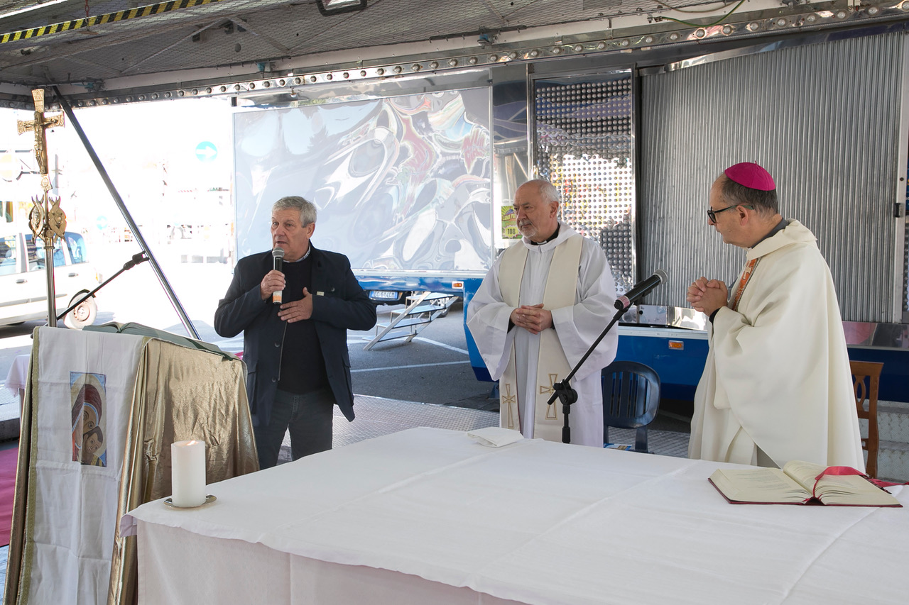 Celebrazione al Luna Park: la messa del vescovo Maffeis esalta il valore della comunità e della gioia condivisa (foto) 28 Celebrazione al Luna Park: la messa del vescovo Maffeis esalta il valore della comunità e della gioia condivisa (foto) 27