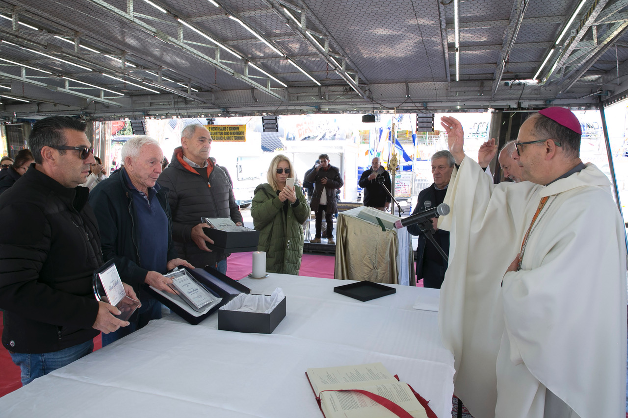 Celebrazione al Luna Park: la messa del vescovo Maffeis esalta il valore della comunità e della gioia condivisa (foto) 34 Celebrazione al Luna Park: la messa del vescovo Maffeis esalta il valore della comunità e della gioia condivisa (foto) 33