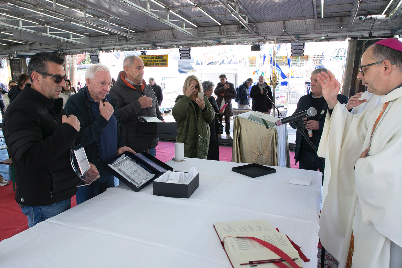 Celebrazione al Luna Park: la messa del vescovo Maffeis esalta il valore della comunità e della gioia condivisa (foto) 36 Celebrazione al Luna Park: la messa del vescovo Maffeis esalta il valore della comunità e della gioia condivisa (foto) 35