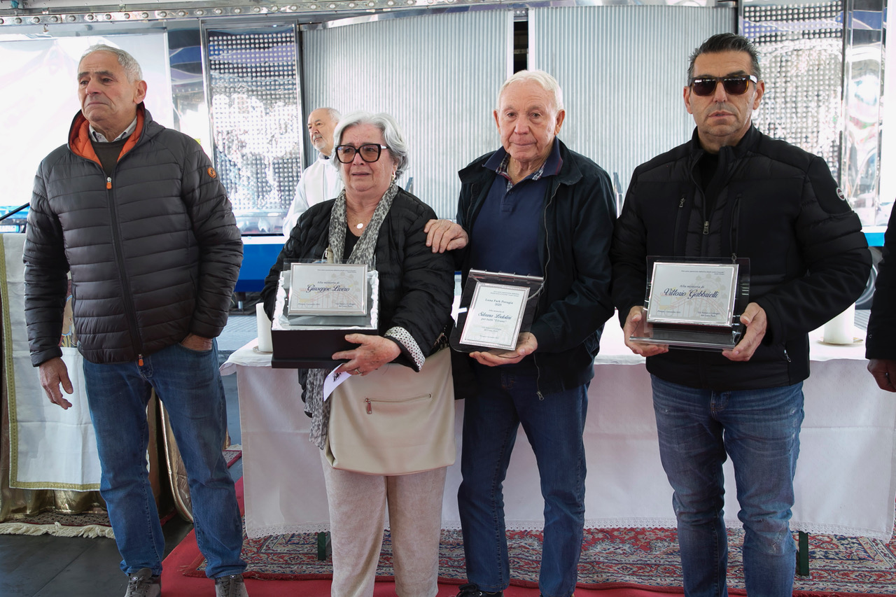 Celebrazione al Luna Park: la messa del vescovo Maffeis esalta il valore della comunità e della gioia condivisa (foto) 38 Celebrazione al Luna Park: la messa del vescovo Maffeis esalta il valore della comunità e della gioia condivisa (foto) 37