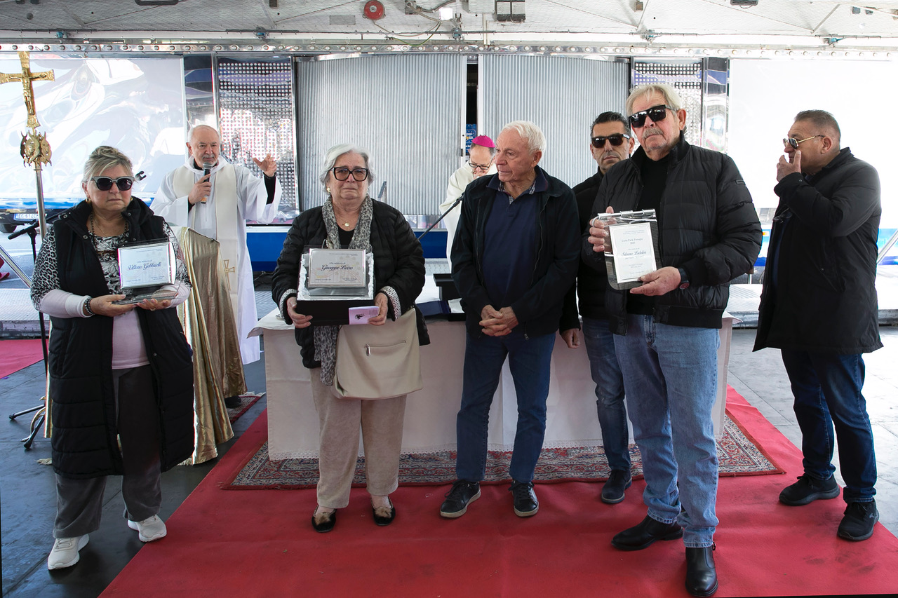 Celebrazione al Luna Park: la messa del vescovo Maffeis esalta il valore della comunità e della gioia condivisa (foto) 46 Celebrazione al Luna Park: la messa del vescovo Maffeis esalta il valore della comunità e della gioia condivisa (foto) 45