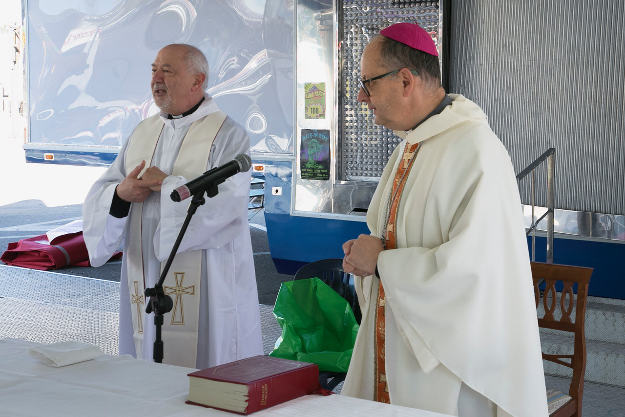 Celebrazione al Luna Park: la messa del vescovo Maffeis esalta il valore della comunità e della gioia condivisa (foto) 54 Celebrazione al Luna Park: la messa del vescovo Maffeis esalta il valore della comunità e della gioia condivisa (foto) 53