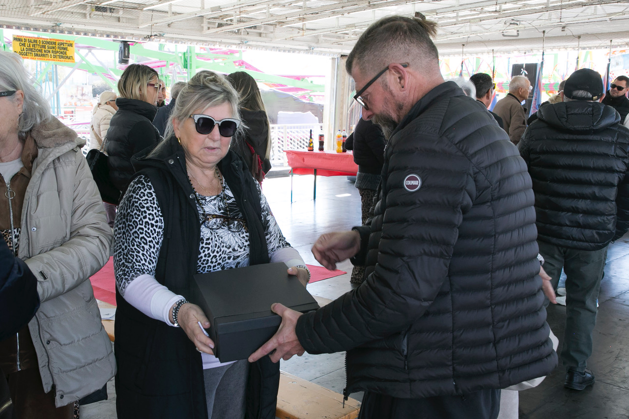Celebrazione al Luna Park: la messa del vescovo Maffeis esalta il valore della comunità e della gioia condivisa (foto) 62 Celebrazione al Luna Park: la messa del vescovo Maffeis esalta il valore della comunità e della gioia condivisa (foto) 61