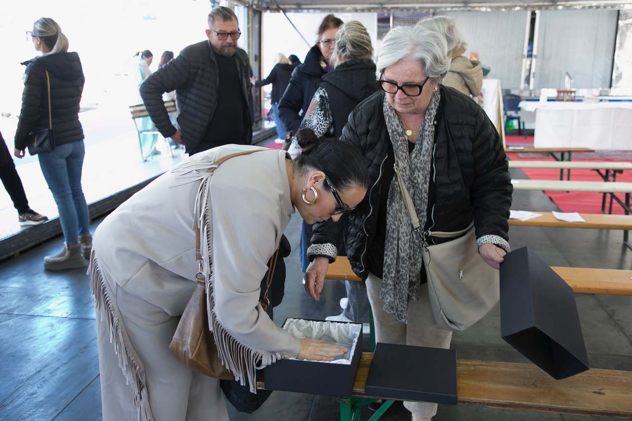 Celebrazione al Luna Park: la messa del vescovo Maffeis esalta il valore della comunità e della gioia condivisa (foto) 68 Celebrazione al Luna Park: la messa del vescovo Maffeis esalta il valore della comunità e della gioia condivisa (foto) 67