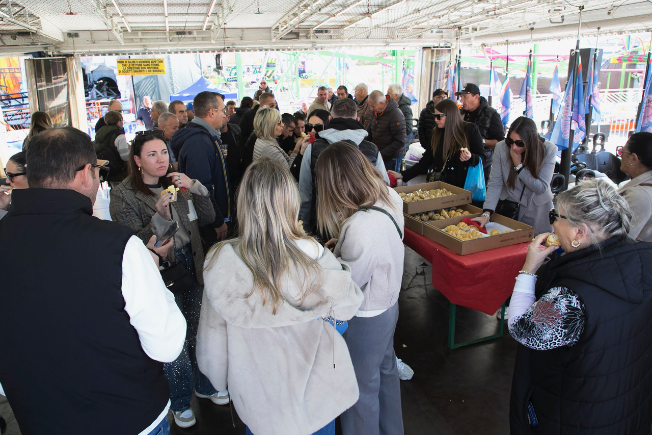 Celebrazione al Luna Park: la messa del vescovo Maffeis esalta il valore della comunità e della gioia condivisa (foto) 72 Celebrazione al Luna Park: la messa del vescovo Maffeis esalta il valore della comunità e della gioia condivisa (foto) 71