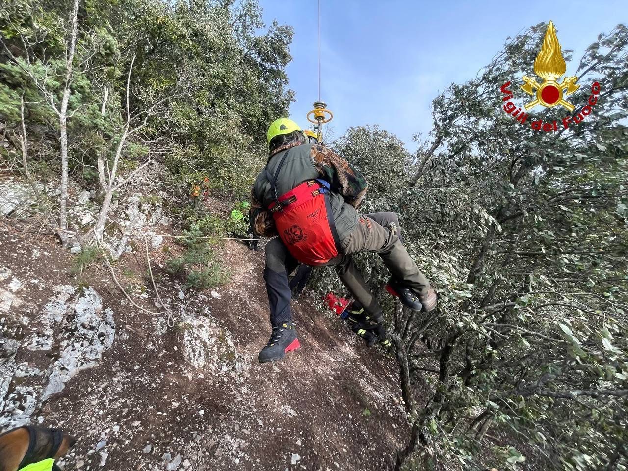 Cacciatori bloccati nella zona della Croce a Pale: intervento con elicottero dei Vigili del Fuoco (foto) 4 Cacciatori bloccati nella zona della Croce a Pale: intervento con elicottero dei Vigili del Fuoco (foto) 3