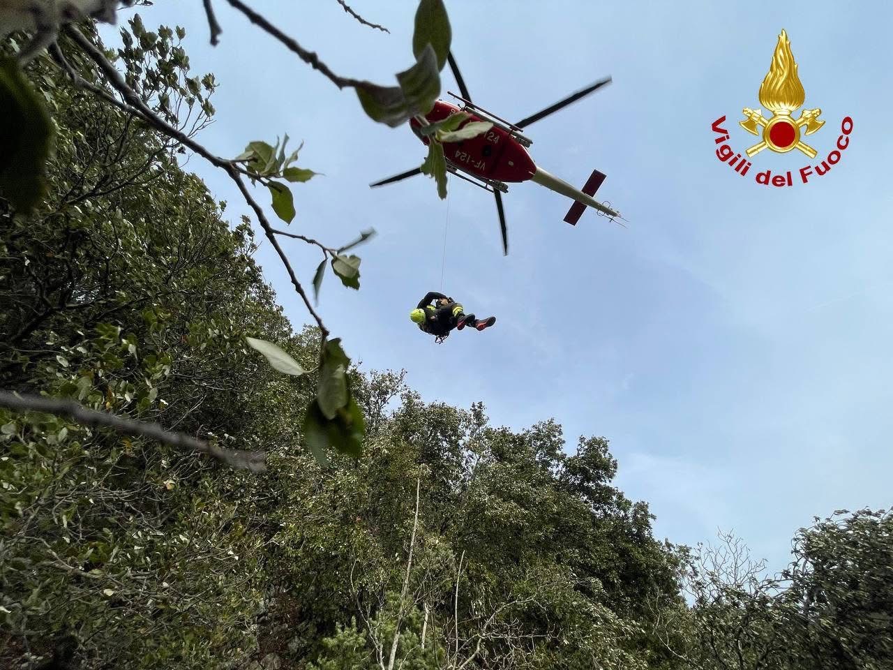 Cacciatori bloccati nella zona della Croce a Pale: intervento con elicottero dei Vigili del Fuoco (foto) 10 Cacciatori bloccati nella zona della Croce a Pale: intervento con elicottero dei Vigili del Fuoco (foto) 9