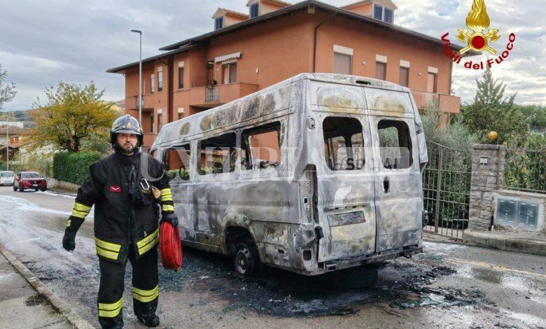 Scuolabus in fiamme a Magione: non ci sono persone coinvolte 2 Scuolabus in fiamme a Magione: non ci sono persone coinvolte 1