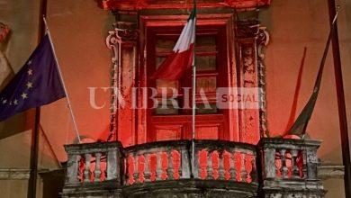 Palazzo Donini si accende di rosso: la presidente Proietti: “Una luce contro la violenza sulle donne” 31