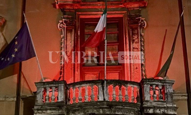 Palazzo Donini si accende di rosso: la presidente Proietti: “Una luce contro la violenza sulle donne” 1