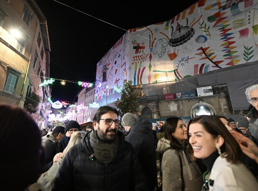 A Perugia è già Natale, accese ufficialmente le luminarie nel cuore del centro storico (foto) 20 A Perugia è già Natale, accese ufficialmente le luminarie nel cuore del centro storico (foto) 19