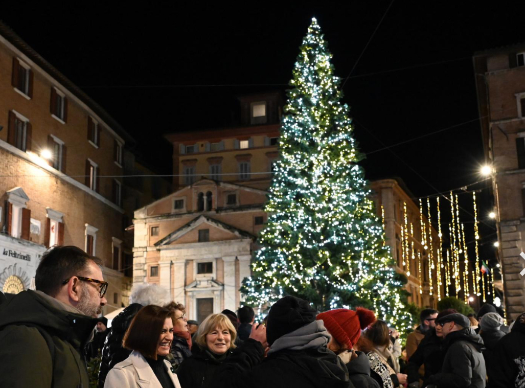 A Perugia è già Natale, accese ufficialmente le luminarie nel cuore del centro storico (foto) 4 A Perugia è già Natale, accese ufficialmente le luminarie nel cuore del centro storico (foto) 3